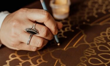 Close-up of a hand creating intricate dot painting art in Erfurt, capturing details and creativity.